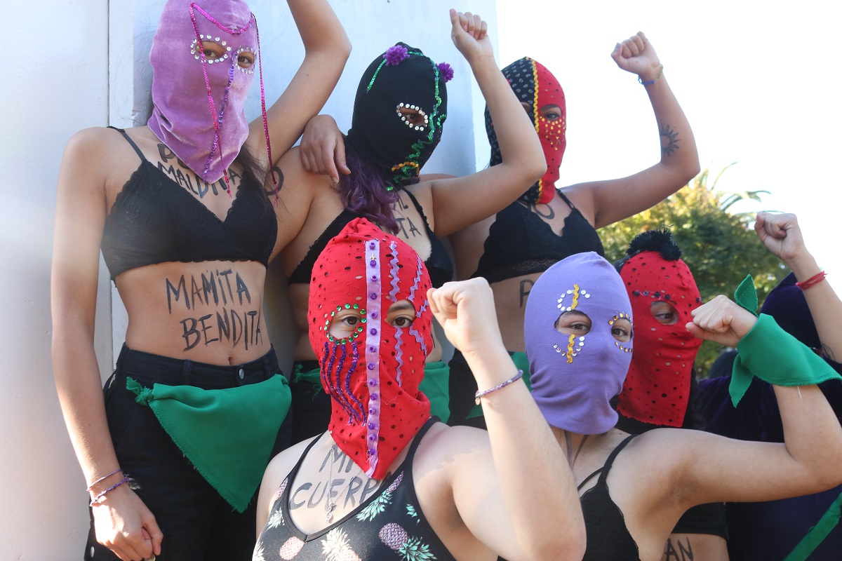 "Proyecto Capuchas 8M" autora: María José Bello.