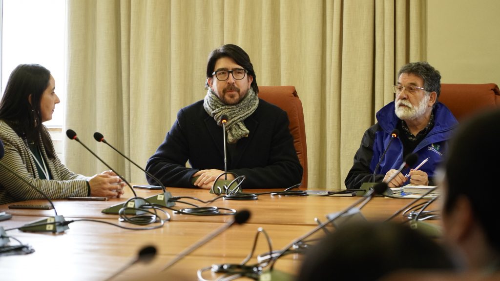 Vicerrector de Investigación, Desarrollo y Creación Artística de la UACh, Dr. Mylthon Jiménez junto a Gobernador Regional Luis Cuvertino.